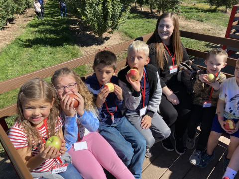 Students eating apples on their field trip.