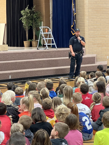 Spanish Fork Police Officer talking to students.