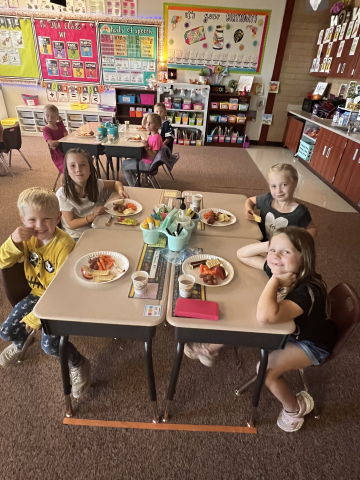 Students making healthy plates of food.