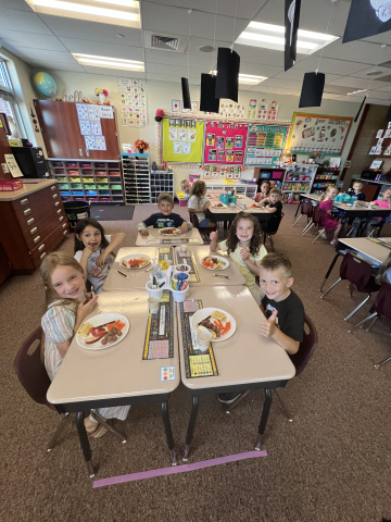 Students making healthy plates of food.